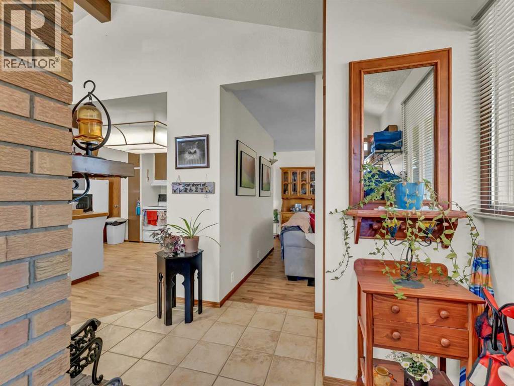 Photo 11 of 1702 15 Avenue Se, Medicine Hat AB