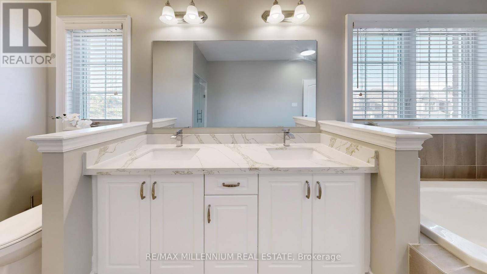 Photo 37 of 845 Langford Boulevard, Bradford West Gwillimbury ON
