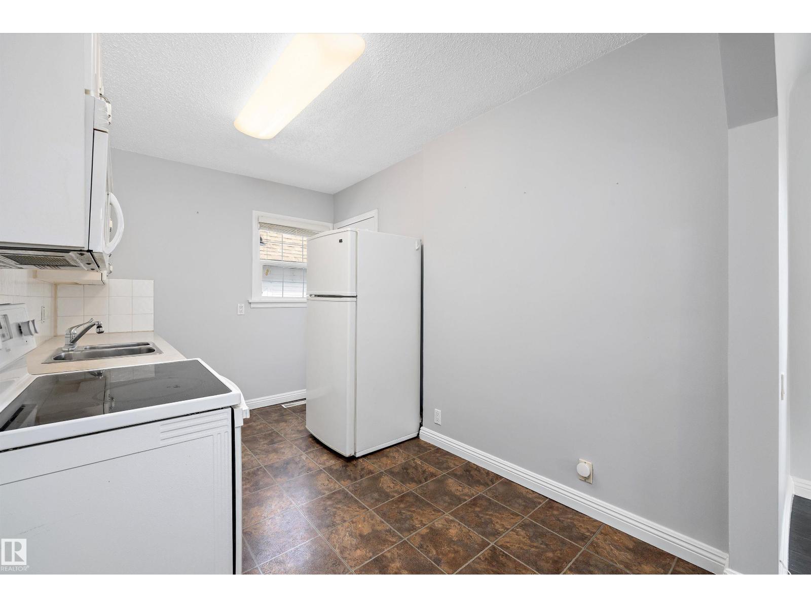 Photo 12 of 8020 115 Av Nw, Edmonton AB