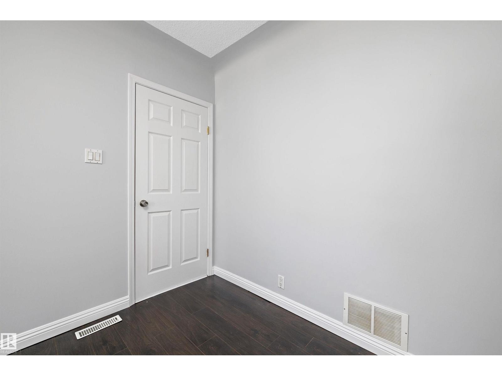 Photo 3 of 8020 115 Av Nw, Edmonton AB