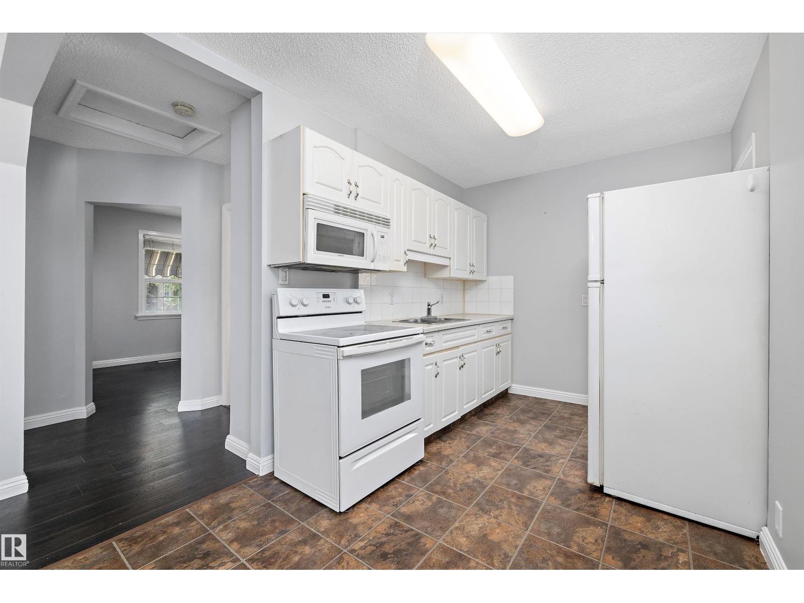 Photo 11 of 8020 115 Av Nw, Edmonton AB