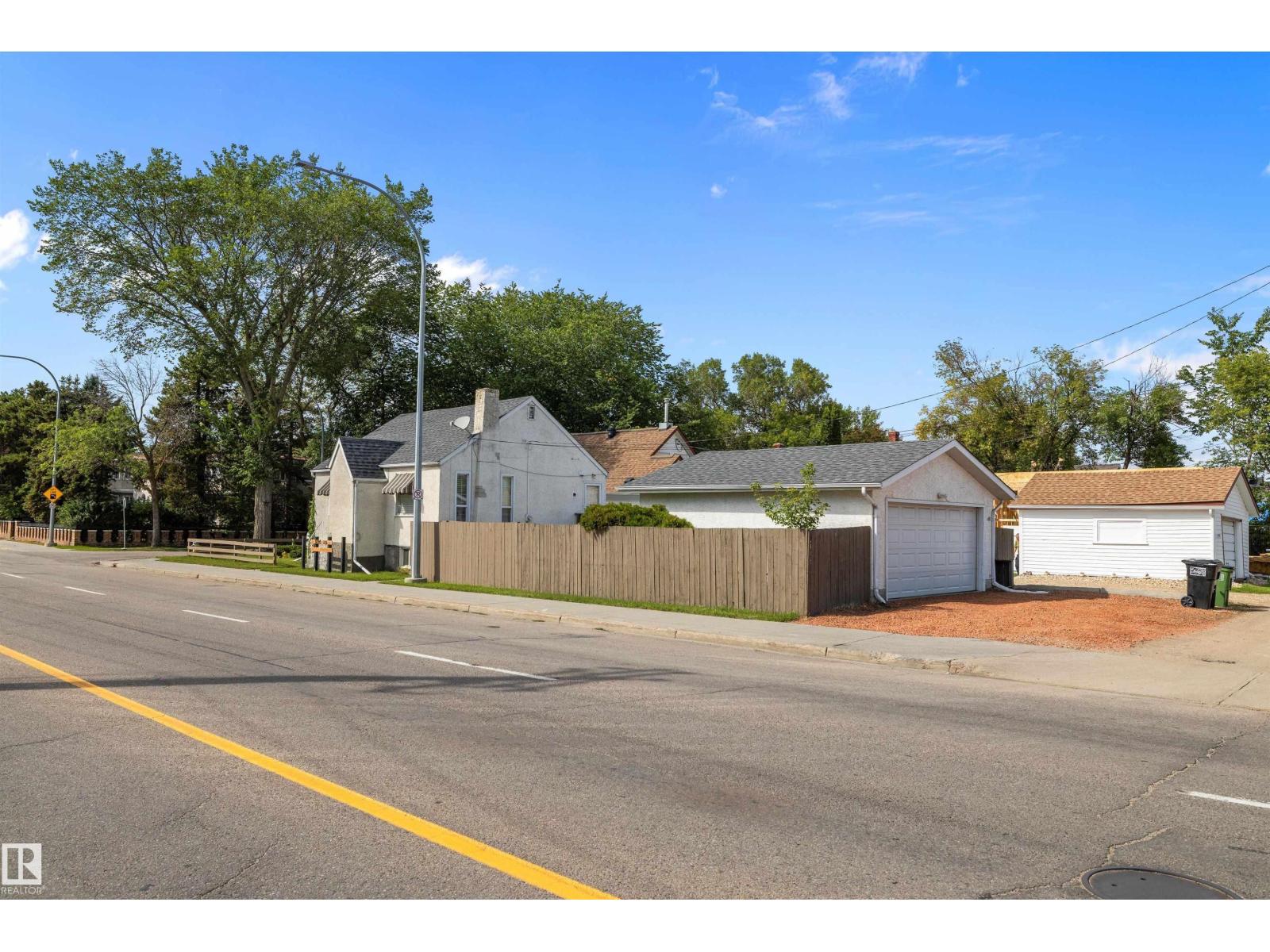 Photo 40 of 8020 115 Av Nw, Edmonton AB