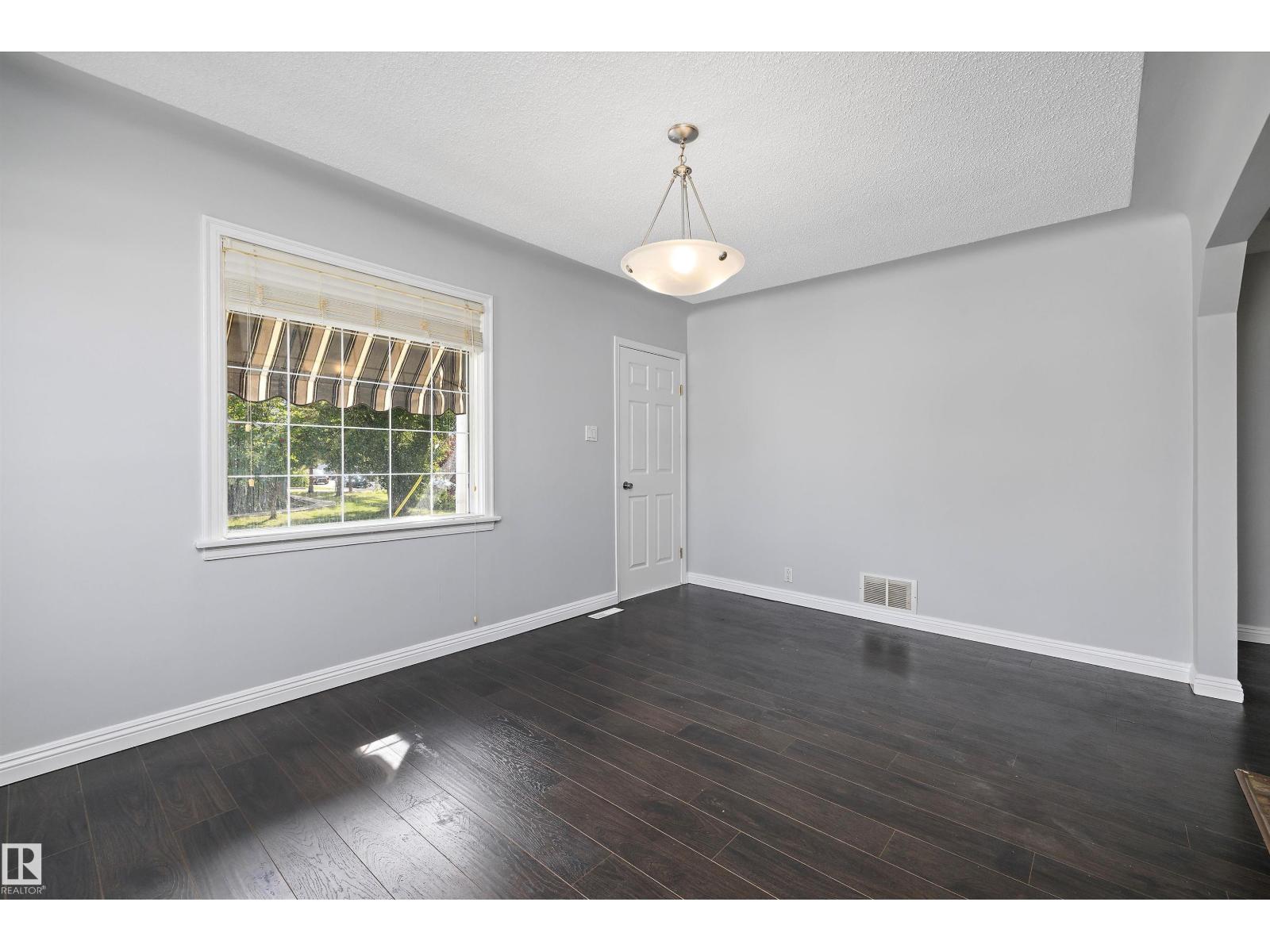 Photo 7 of 8020 115 Av Nw, Edmonton AB