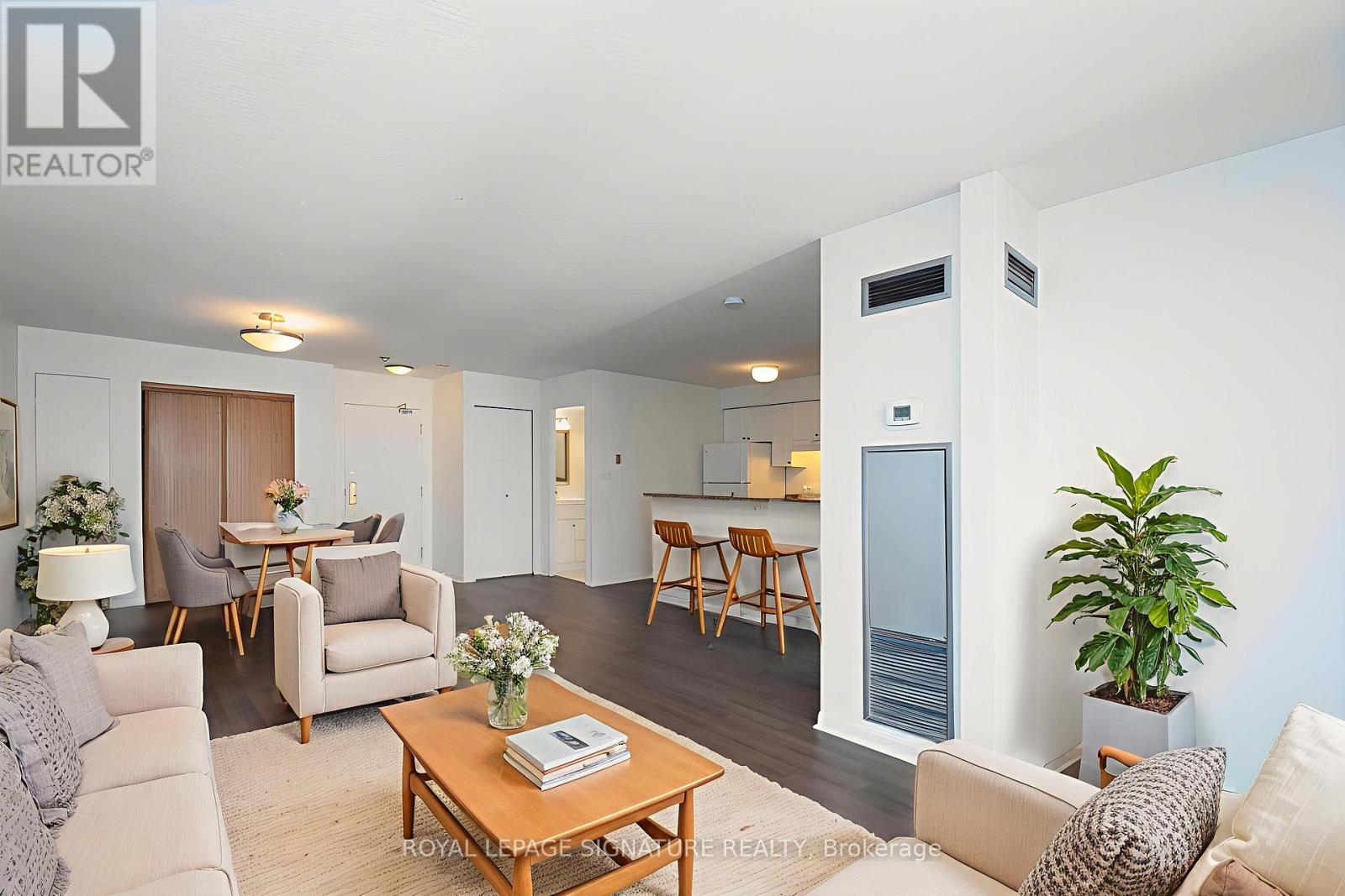 Photo 1 of 807 25 Grenville Street, Toronto ON