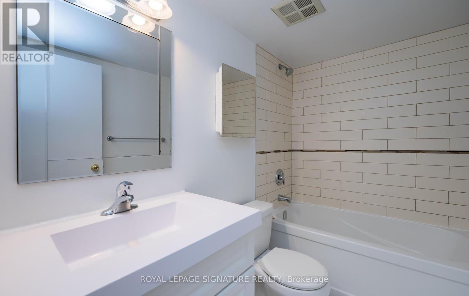 Photo 16 of 807 25 Grenville Street, Toronto ON