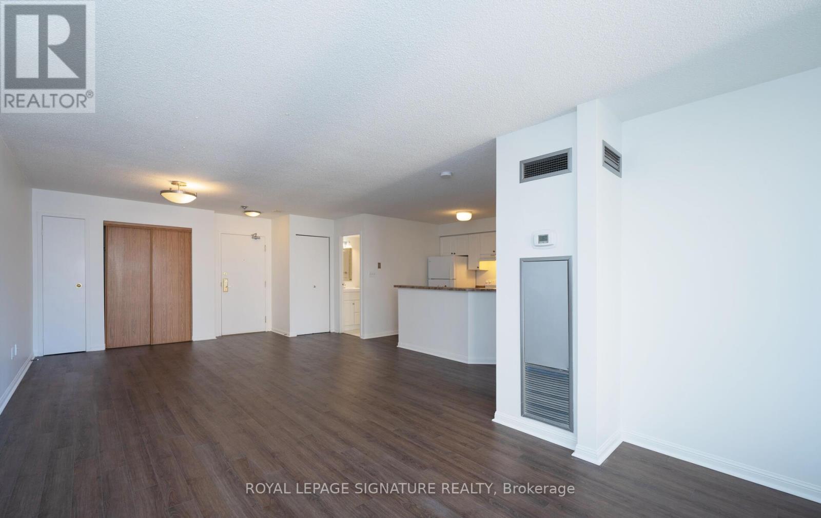 Photo 2 of 807 25 Grenville Street, Toronto ON