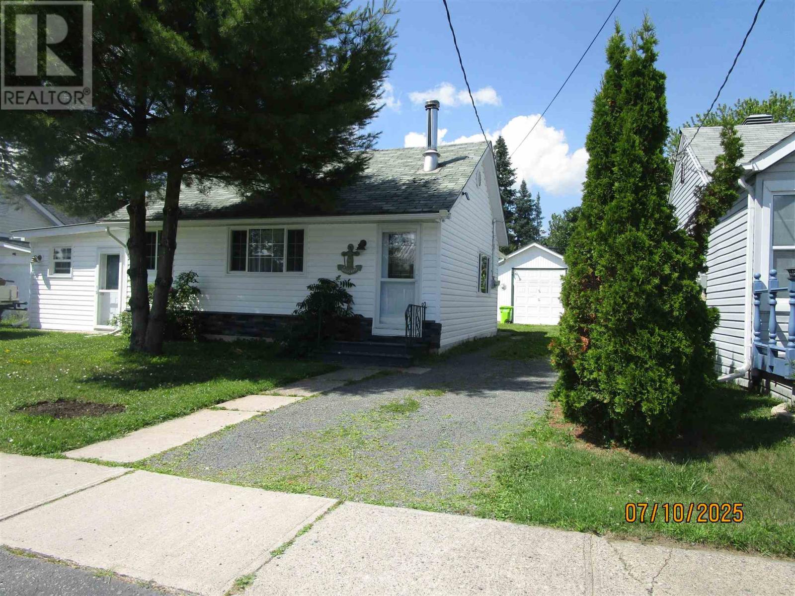 Photo 2 of 64 Curran Dr, Sault Ste Marie ON