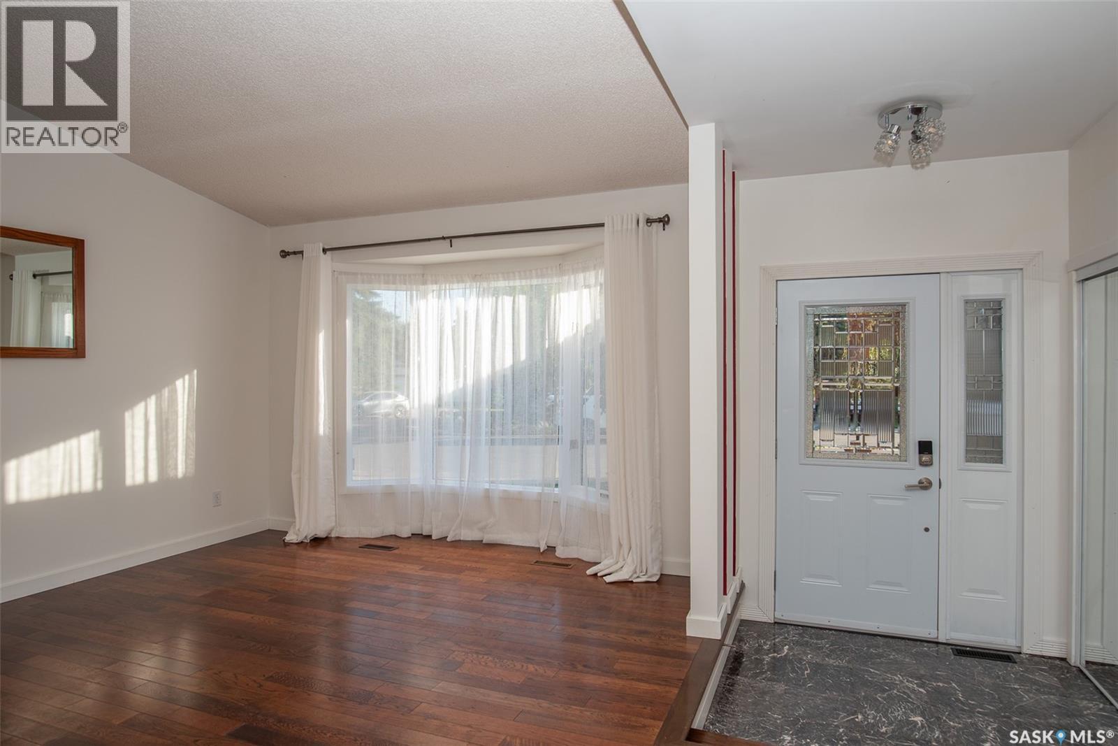 Photo 3 of 2715 Livingstone Bay E, Regina SK