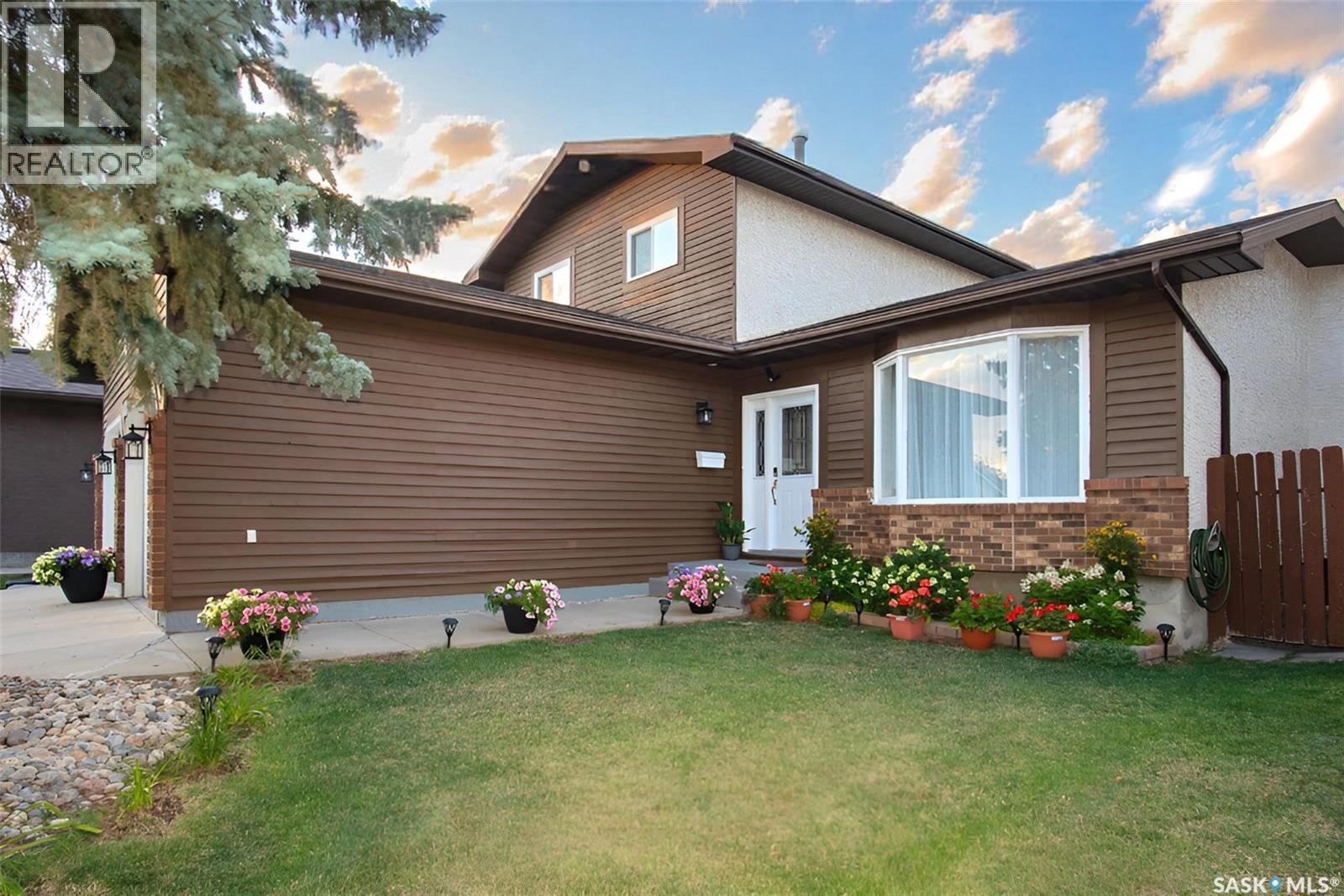 Photo 2 of 2715 Livingstone Bay E, Regina SK