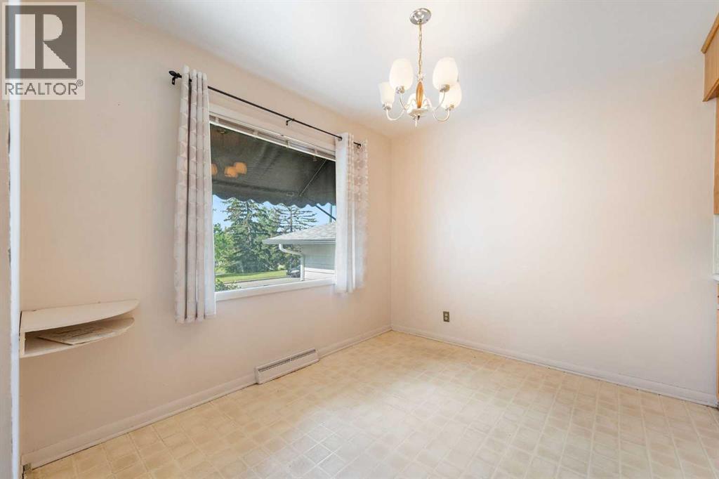 Photo 5 of 4 Cornell Place Nw, Calgary AB