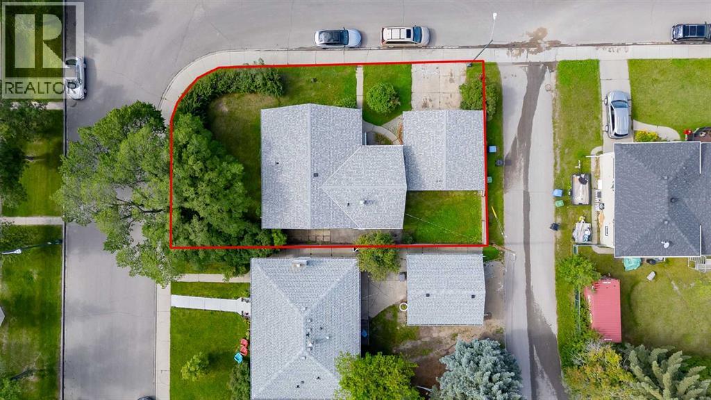 Photo 3 of 4 Cornell Place Nw, Calgary AB