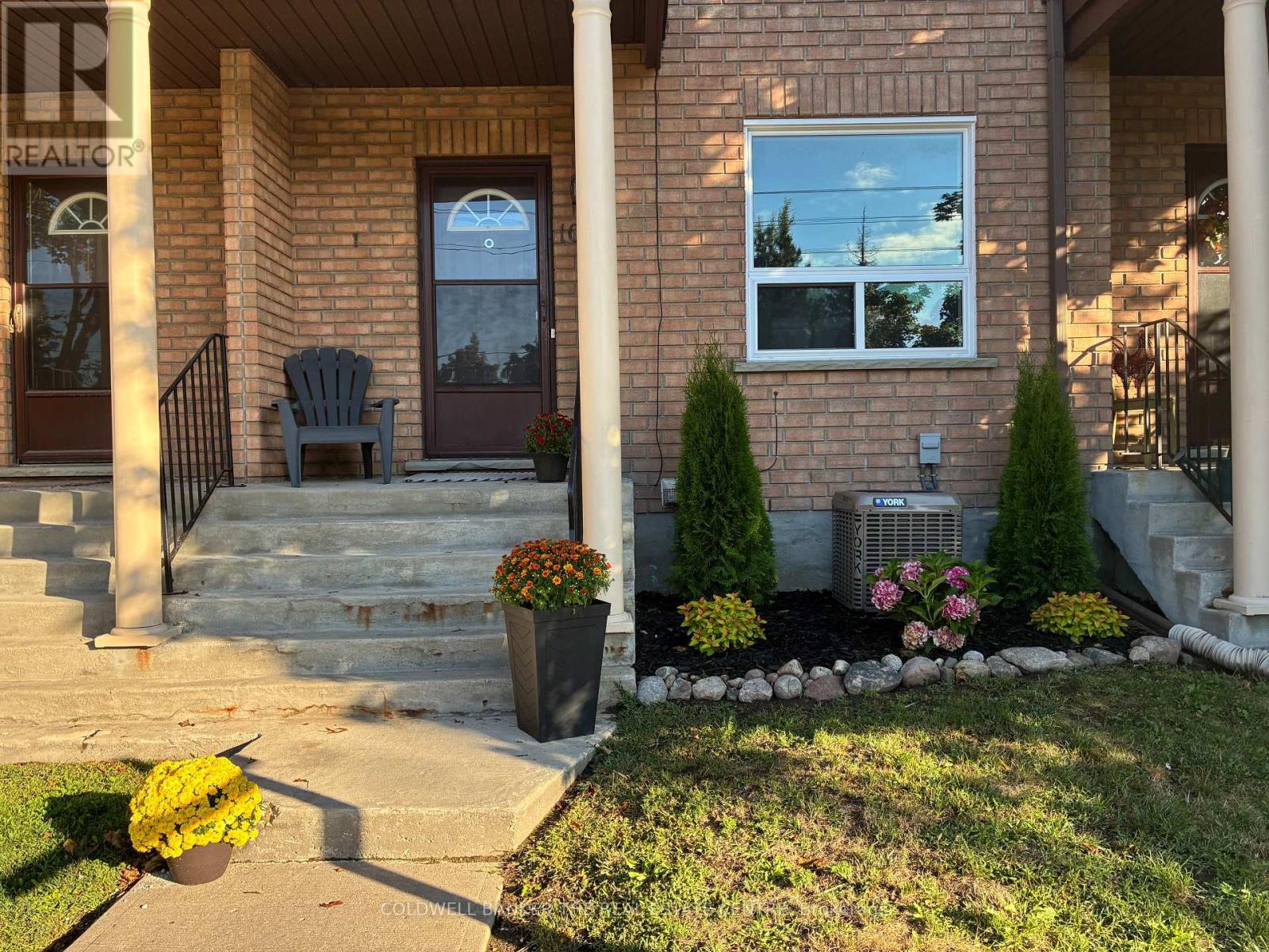 Photo 2 of 10 234 Cundles Road E, Barrie ON