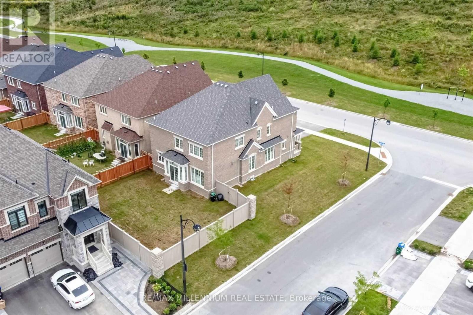 Photo 4 of 845 Langford Boulevard, Bradford West Gwillimbury ON