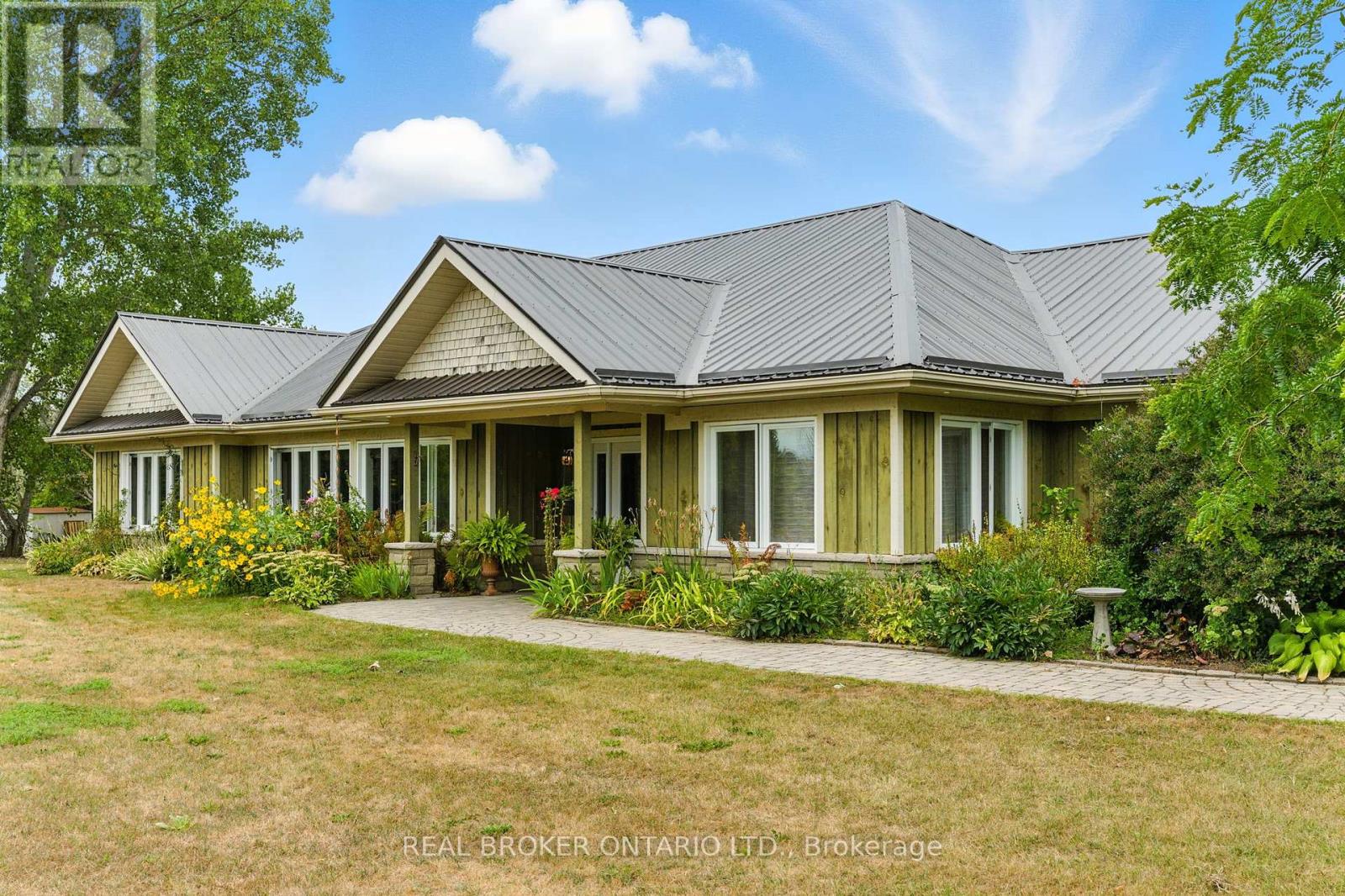 Photo 2 of 39 Cambridge Court, North Grenville ON