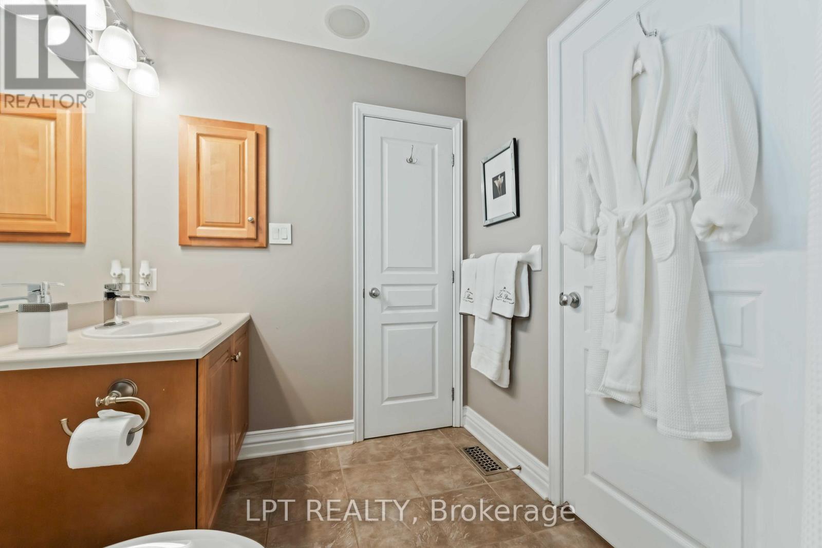 Photo 20 of 156 Riverstone Drive, Ottawa ON