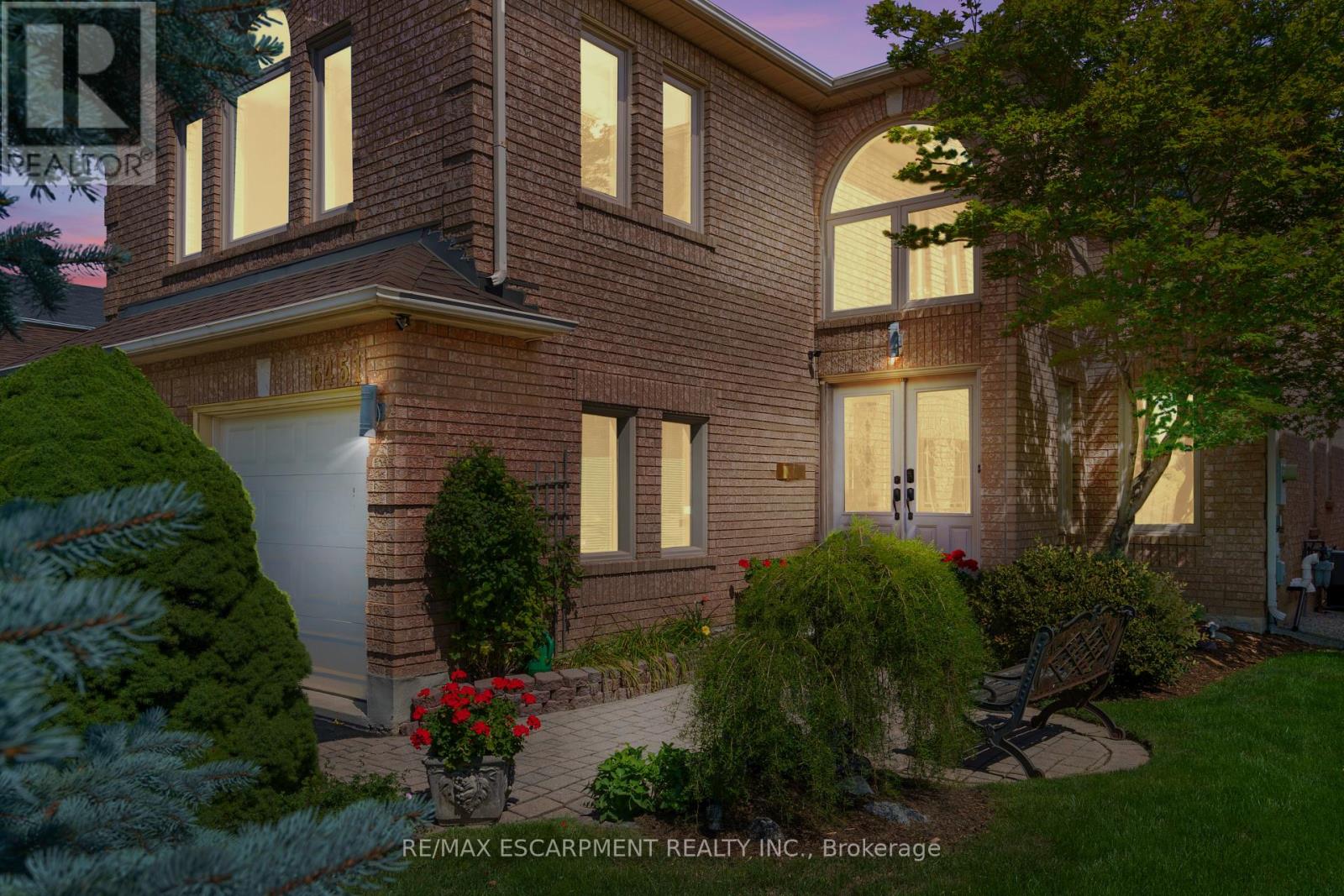 Photo 2 of 6451 Alderwood Trail, Mississauga ON