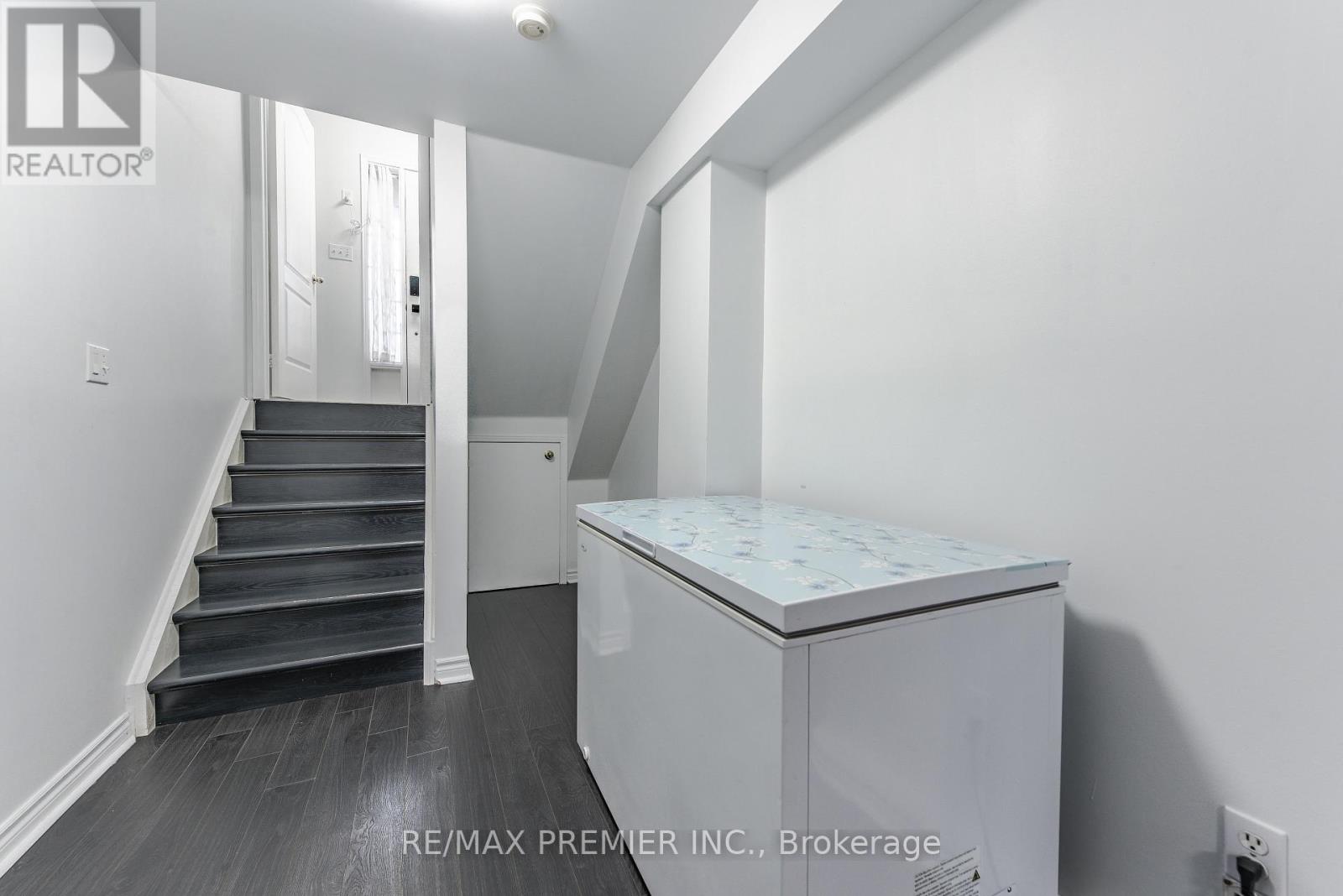 Photo 31 of 77 Wilmont Court, Brampton ON