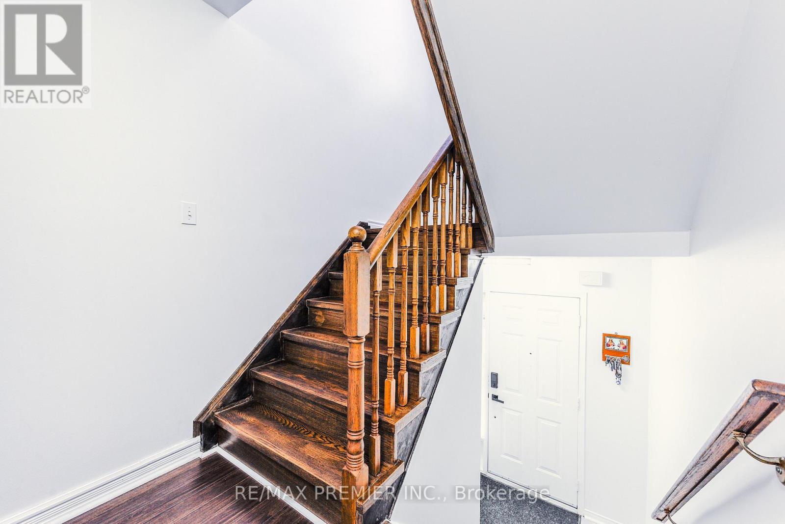 Photo 5 of 77 Wilmont Court, Brampton ON