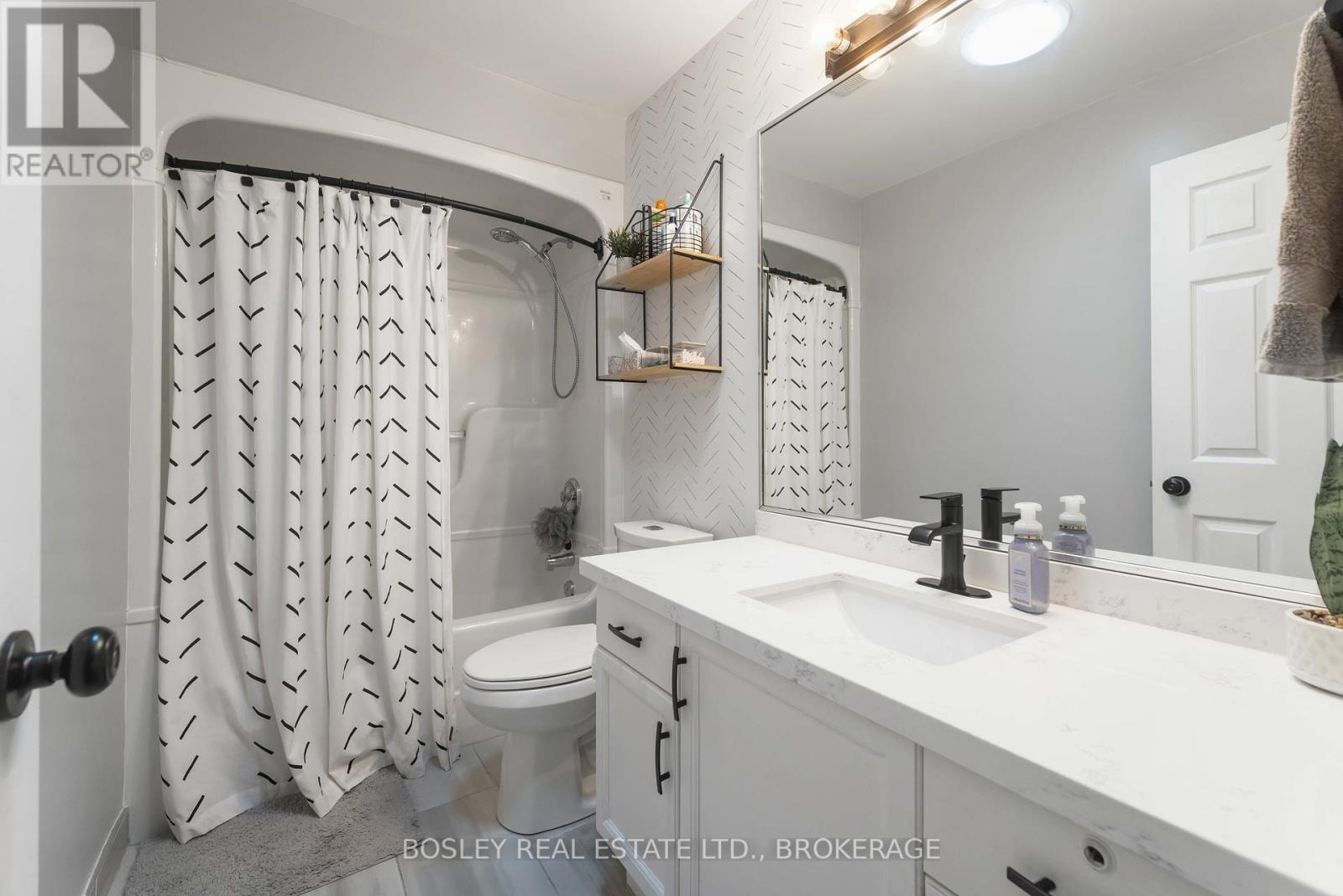 Photo 16 of 7733 Alpine Drive S, Niagara Falls ON
