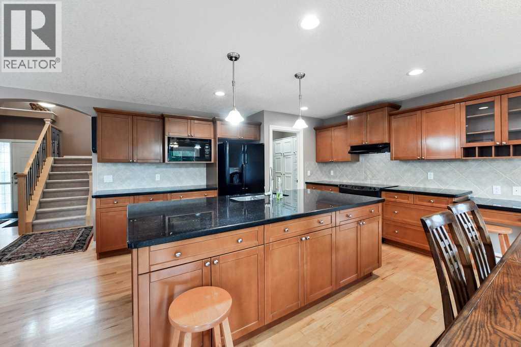 Photo 7 of 6 Royal Birkdale Court Nw, Calgary AB