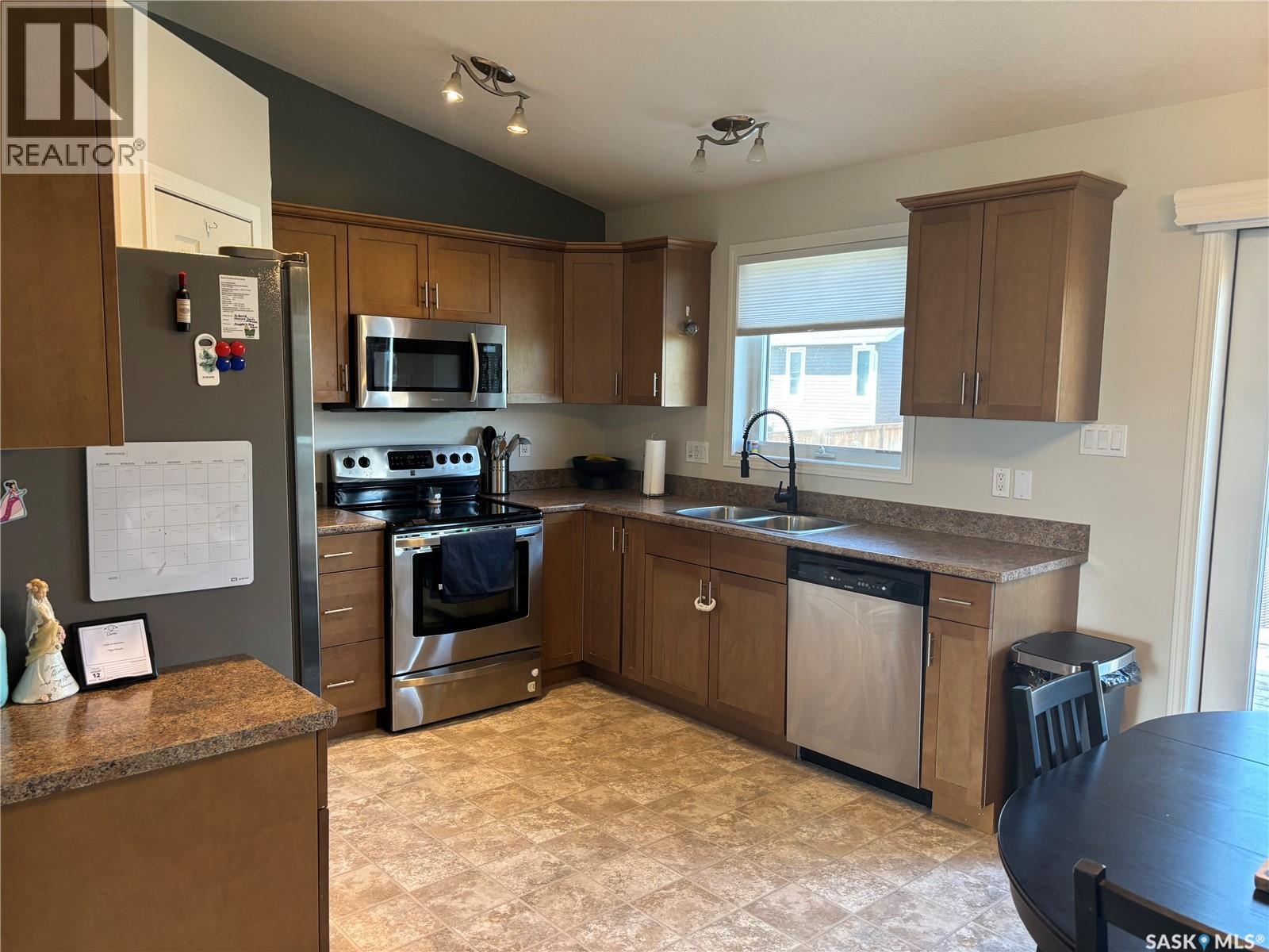 Photo 7 of 813 Lochwood Place, Swift Current SK