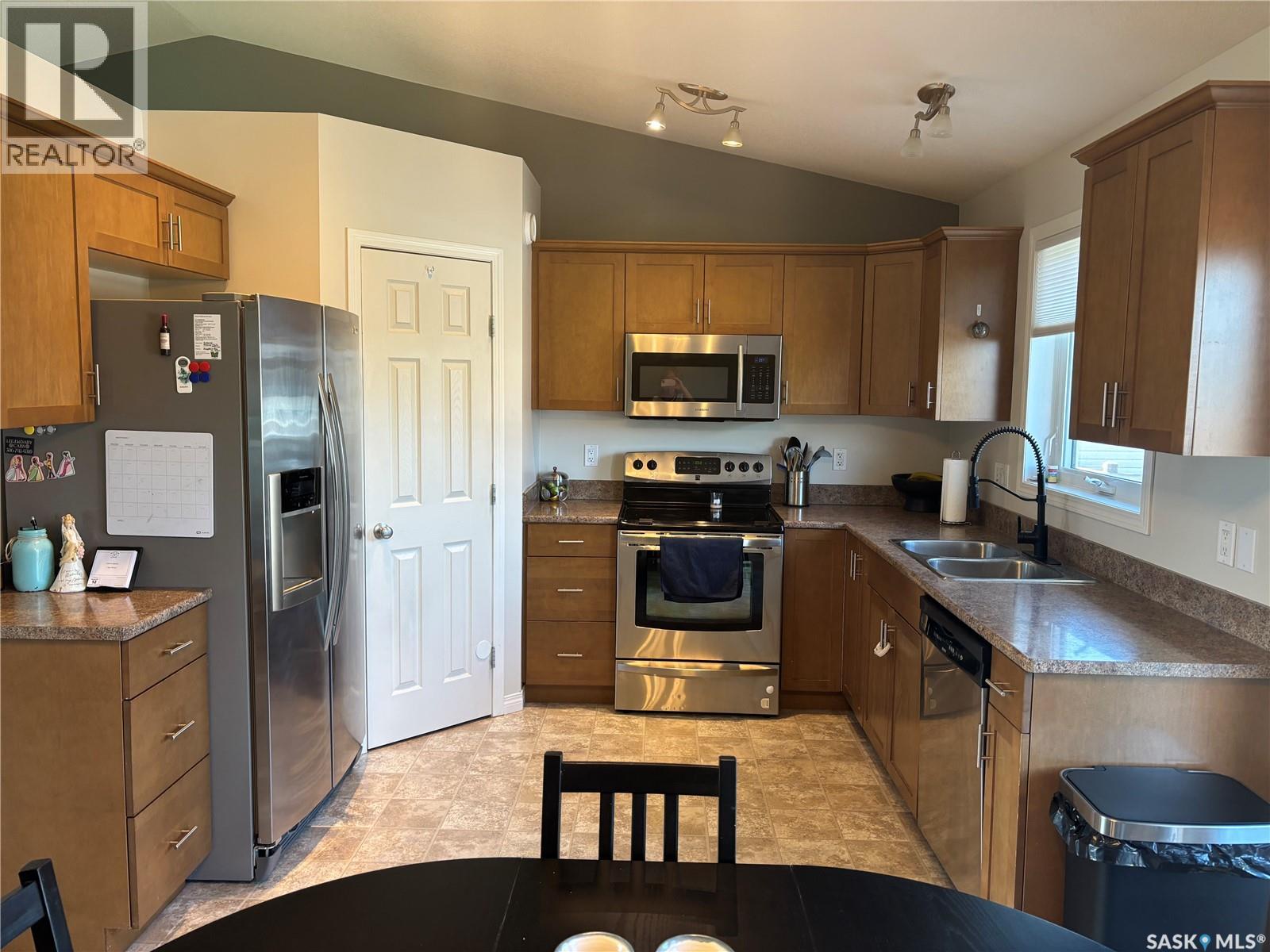 Photo 8 of 813 Lochwood Place, Swift Current SK