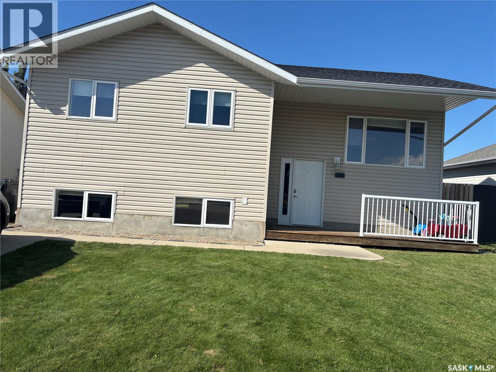 Photo 3 of 813 Lochwood Place, Swift Current SK