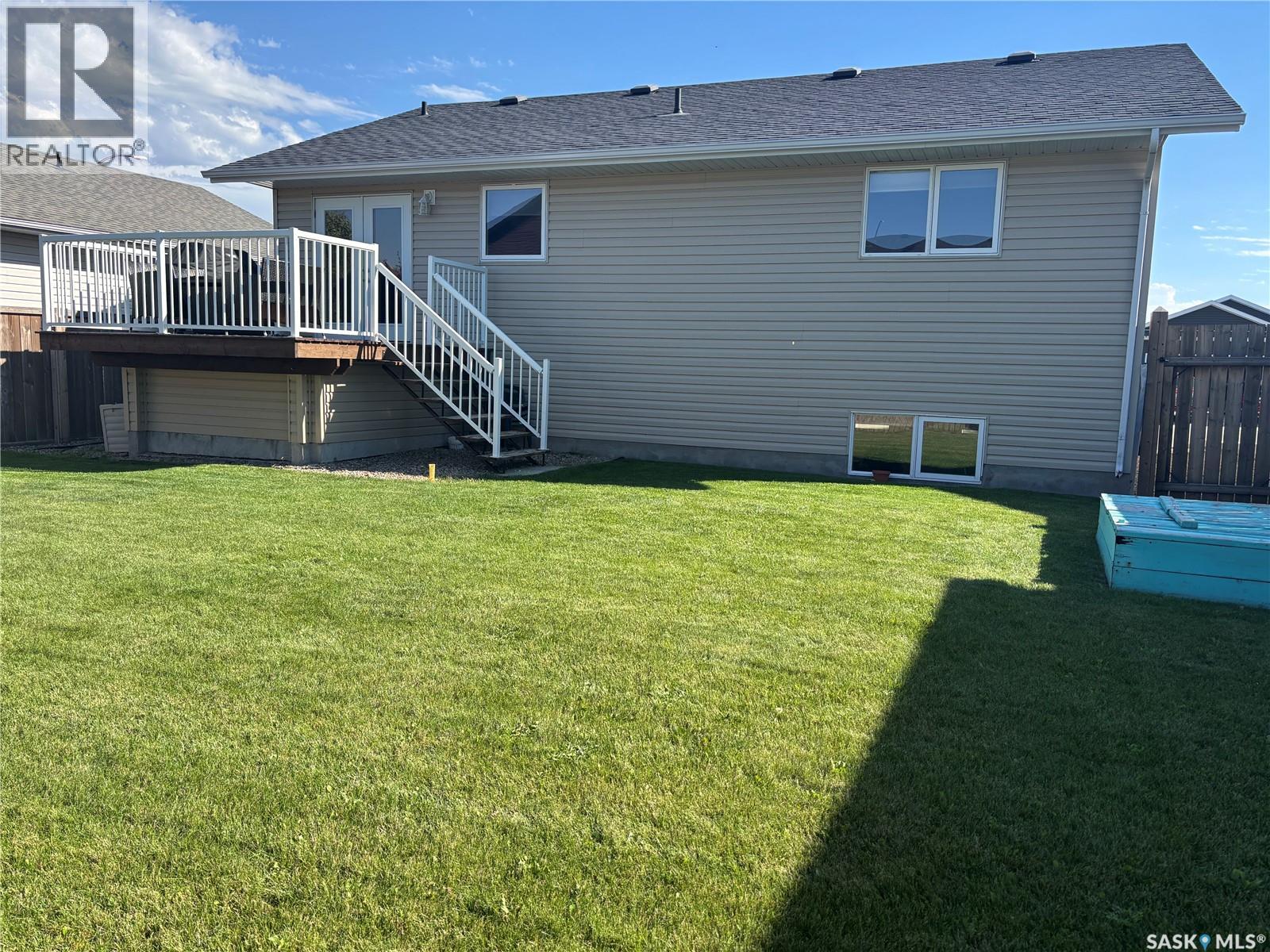 Photo 4 of 813 Lochwood Place, Swift Current SK