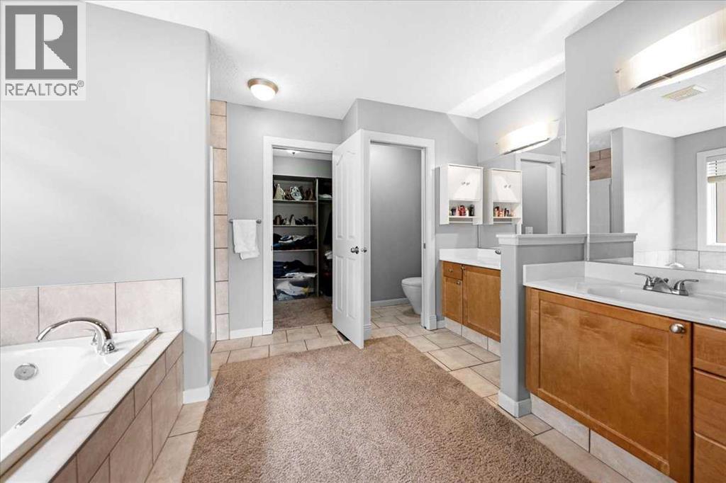 Photo 35 of 107 Royal Ridge Rise Nw, Calgary AB