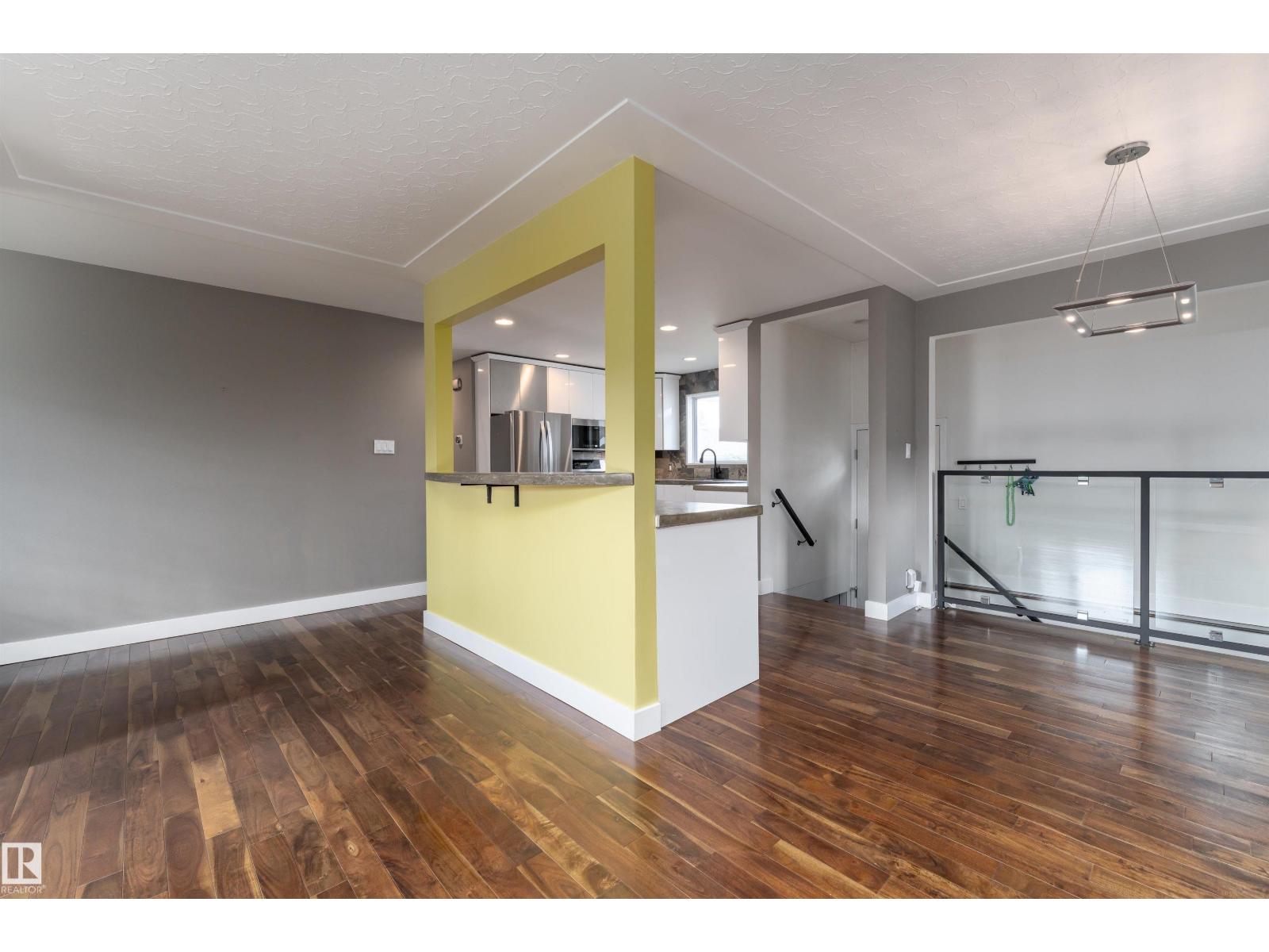 Photo 11 of 10631 43 St Nw, Edmonton AB