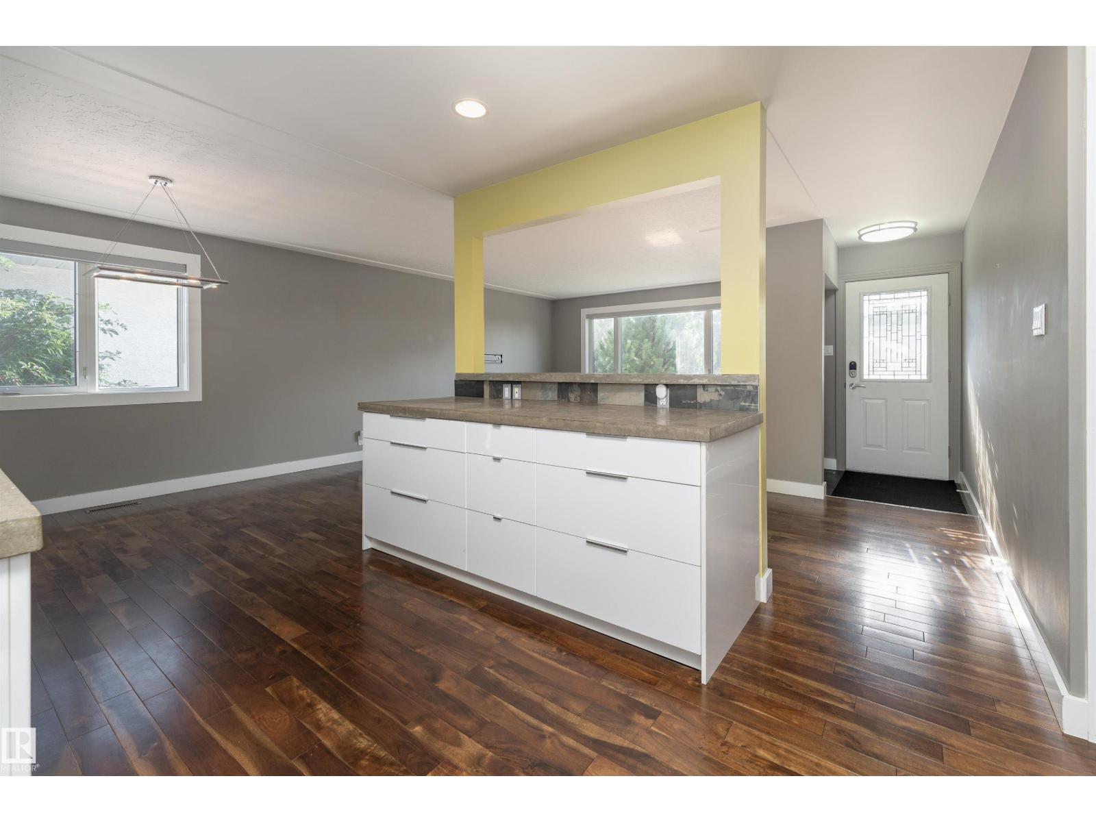 Photo 12 of 10631 43 St Nw, Edmonton AB
