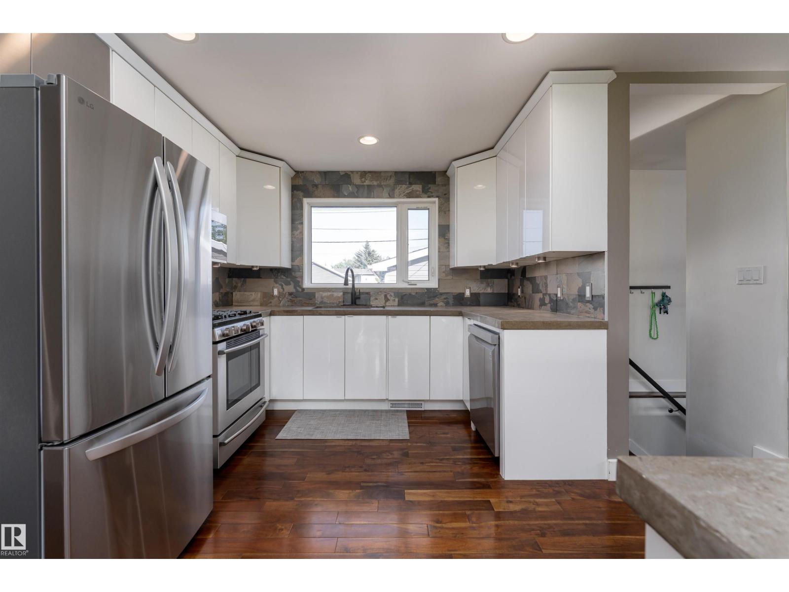 Photo 13 of 10631 43 St Nw, Edmonton AB