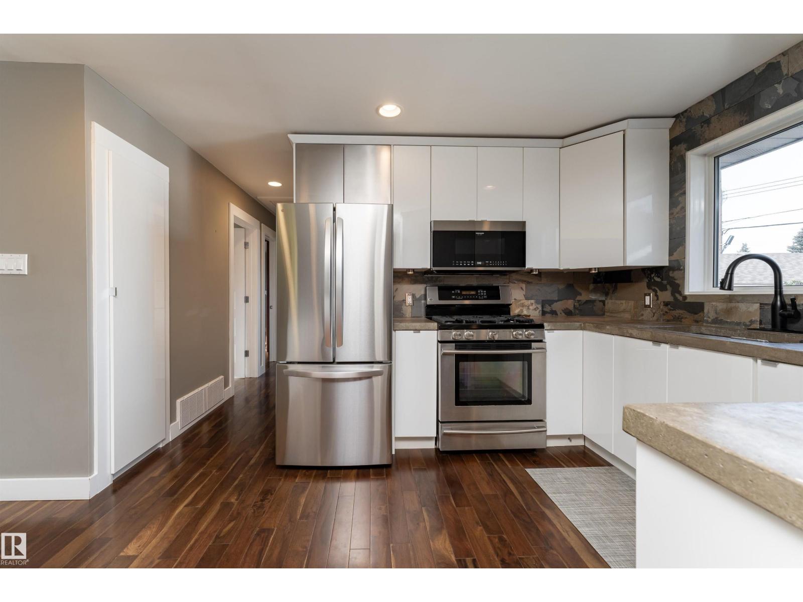 Photo 14 of 10631 43 St Nw, Edmonton AB