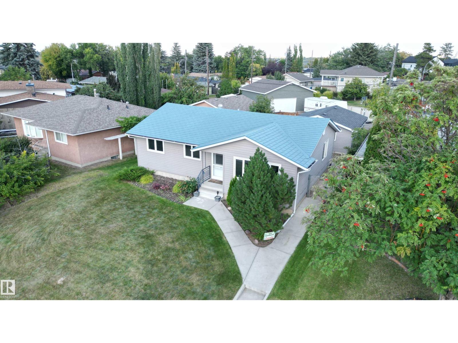 Photo 2 of 10631 43 St Nw, Edmonton AB