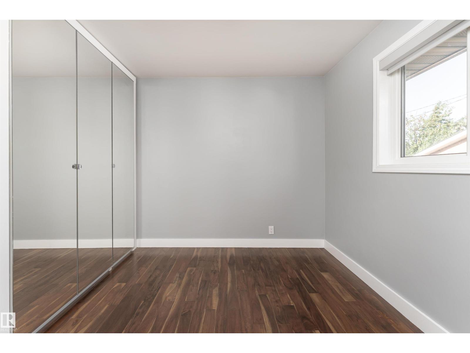 Photo 21 of 10631 43 St Nw, Edmonton AB