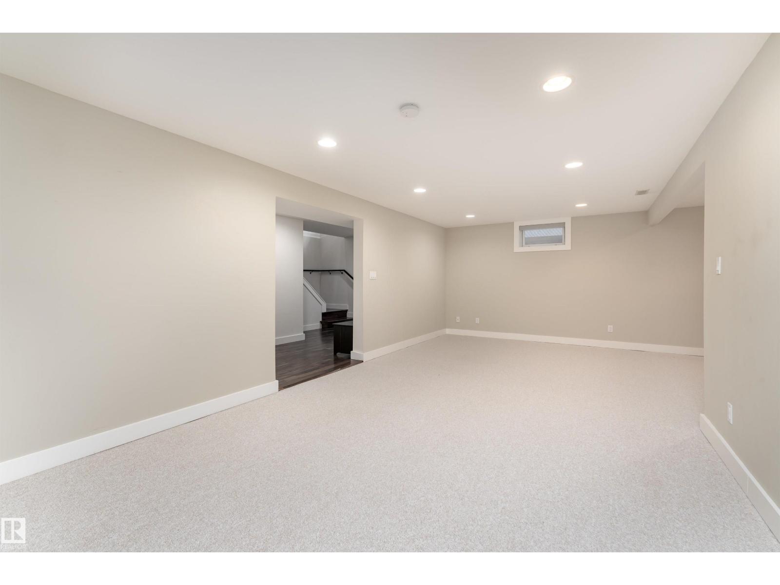 Photo 29 of 10631 43 St Nw, Edmonton AB