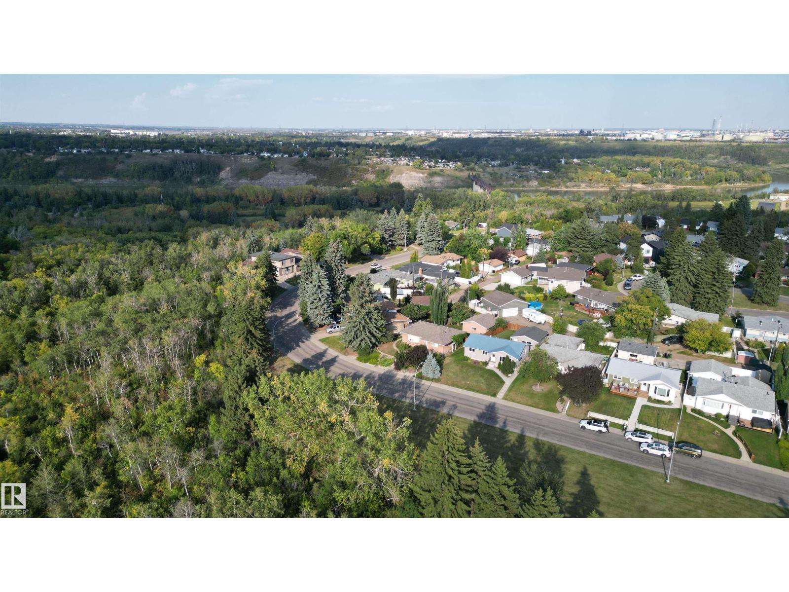Photo 3 of 10631 43 St Nw, Edmonton AB