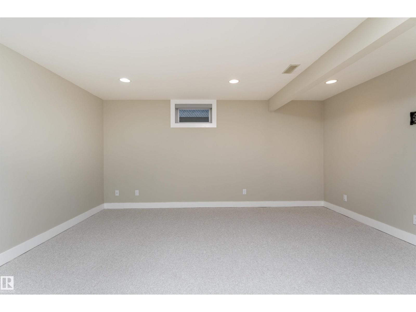 Photo 30 of 10631 43 St Nw, Edmonton AB