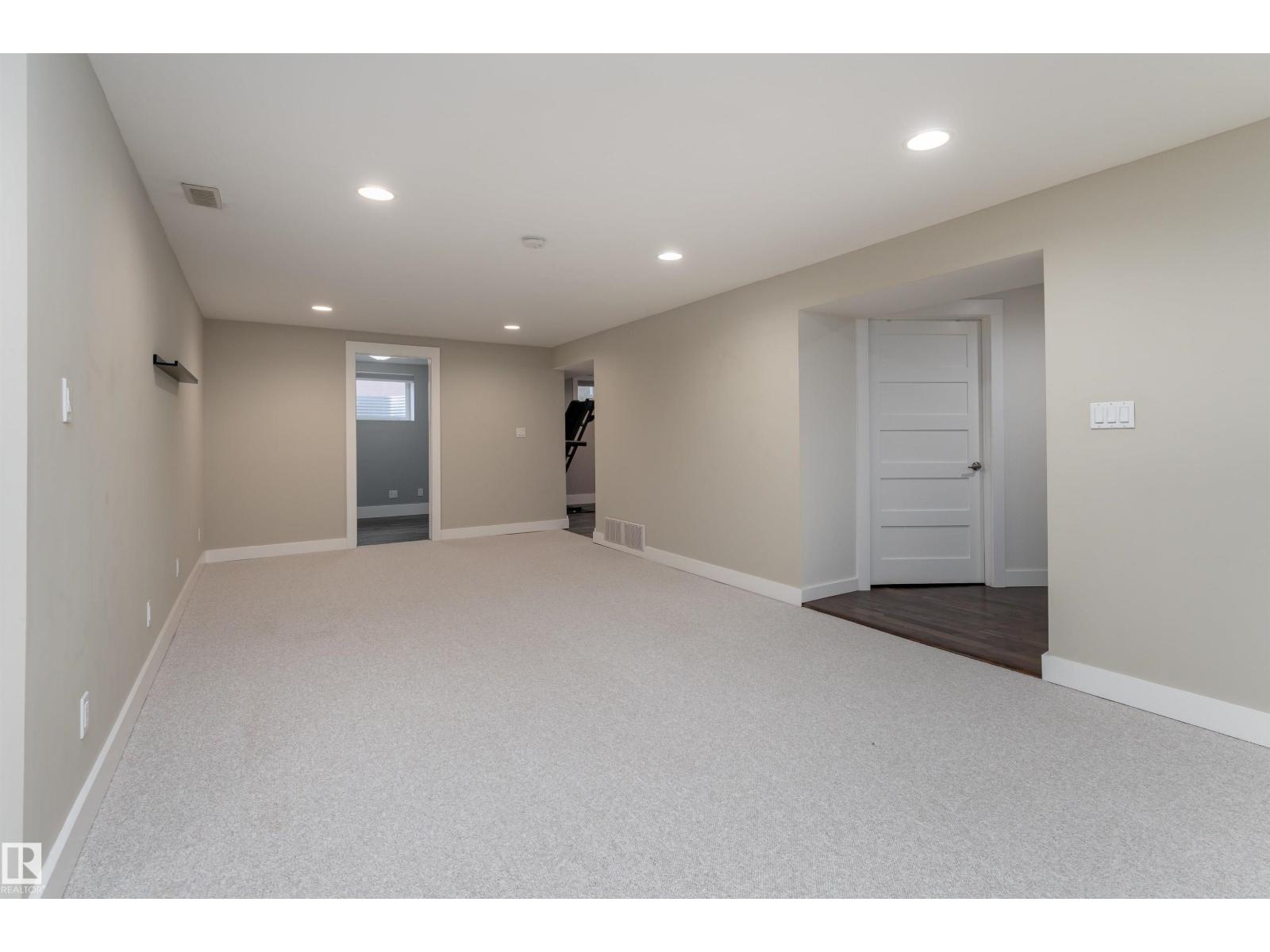 Photo 32 of 10631 43 St Nw, Edmonton AB