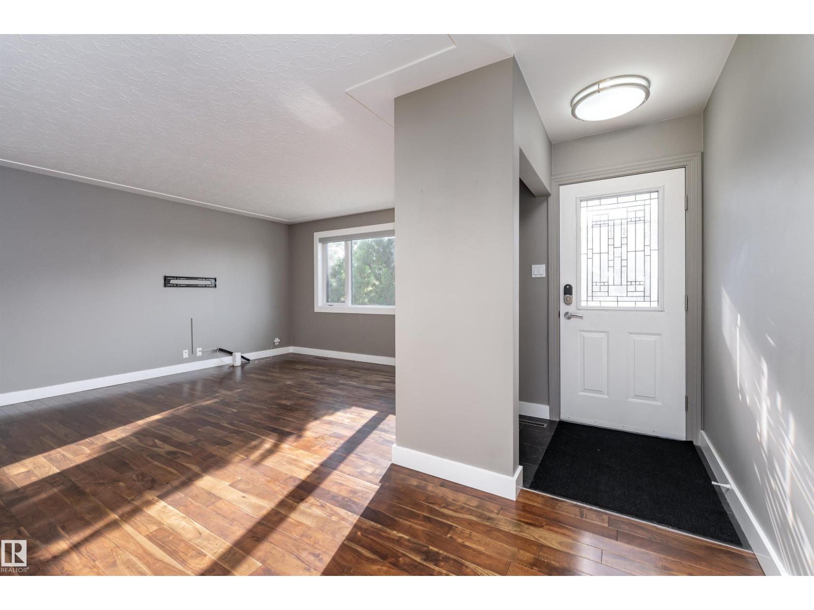 Photo 4 of 10631 43 St Nw, Edmonton AB