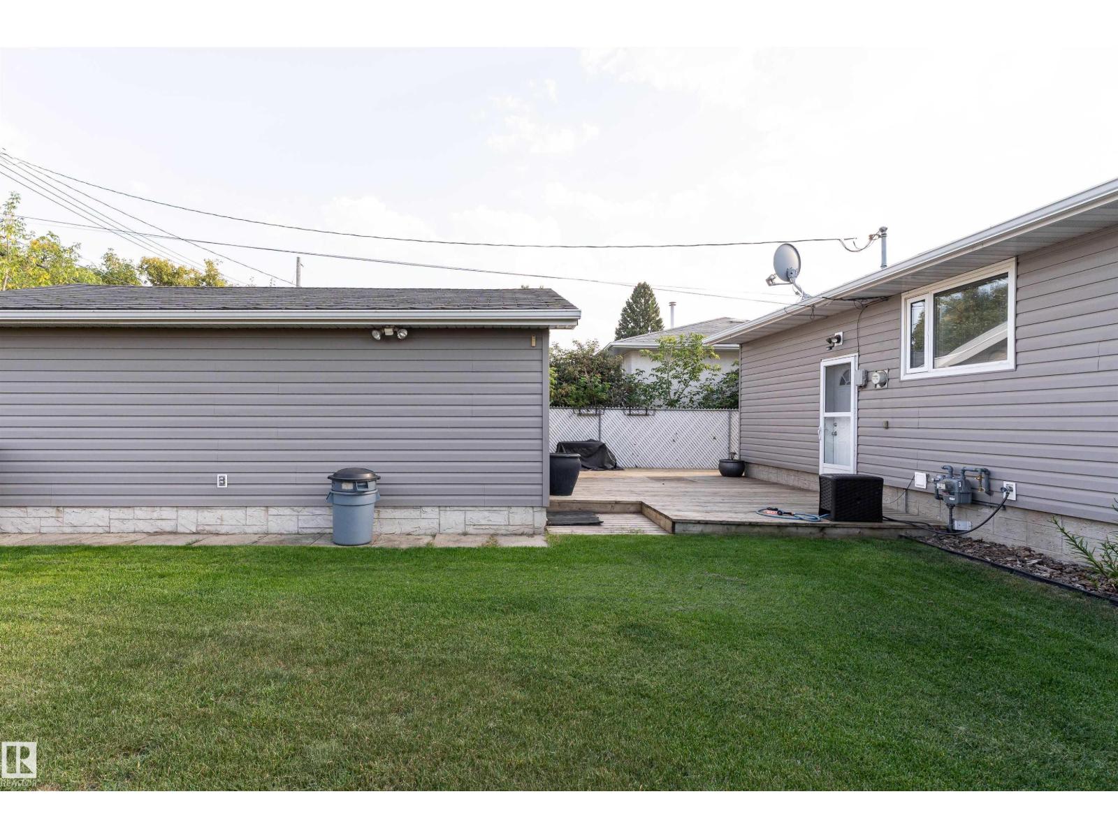 Photo 47 of 10631 43 St Nw, Edmonton AB