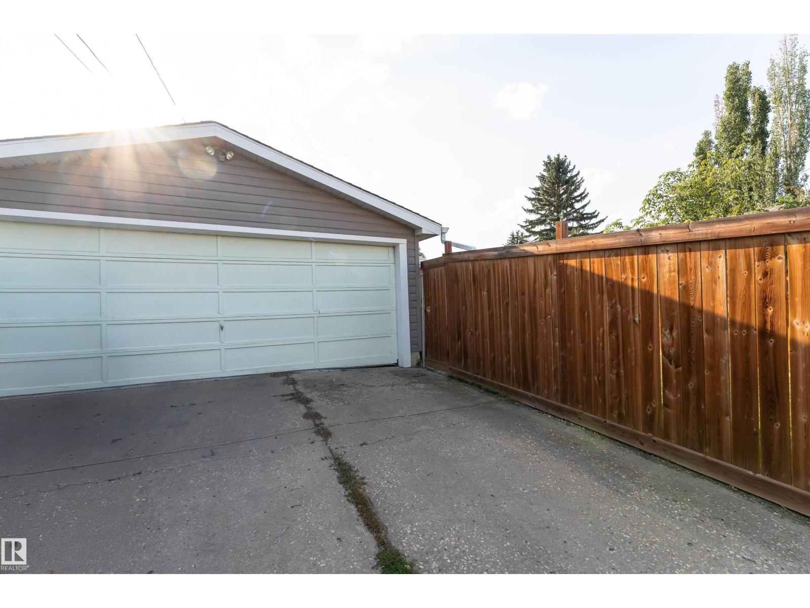 Photo 49 of 10631 43 St Nw, Edmonton AB