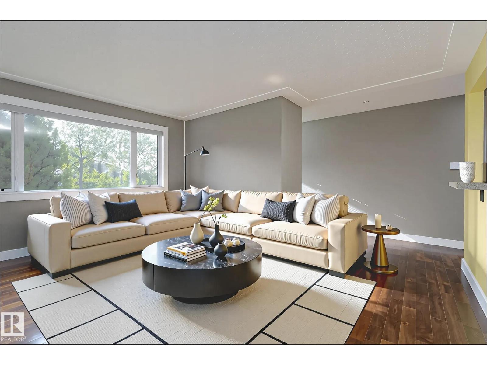 Photo 8 of 10631 43 St Nw, Edmonton AB