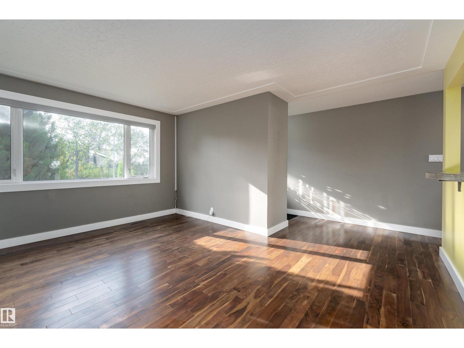 Photo 9 of 10631 43 St Nw, Edmonton AB