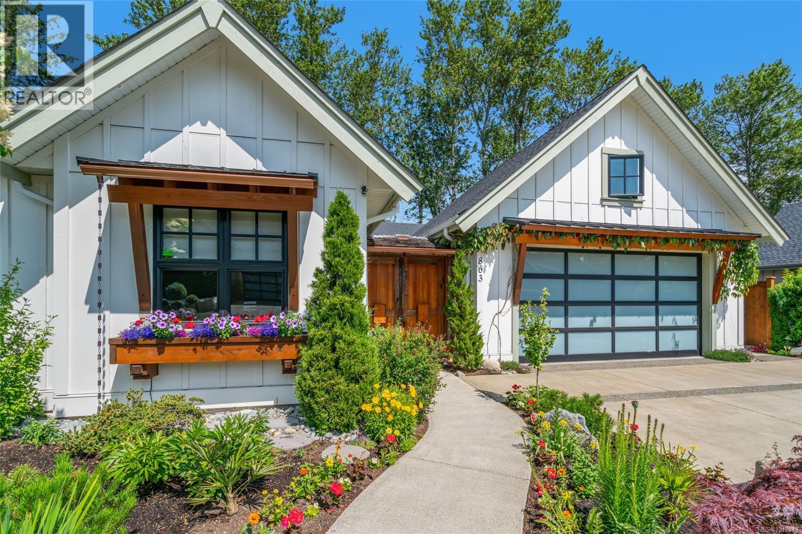 Photo 1 of 863 Claymore Cres, Qualicum Beach BC