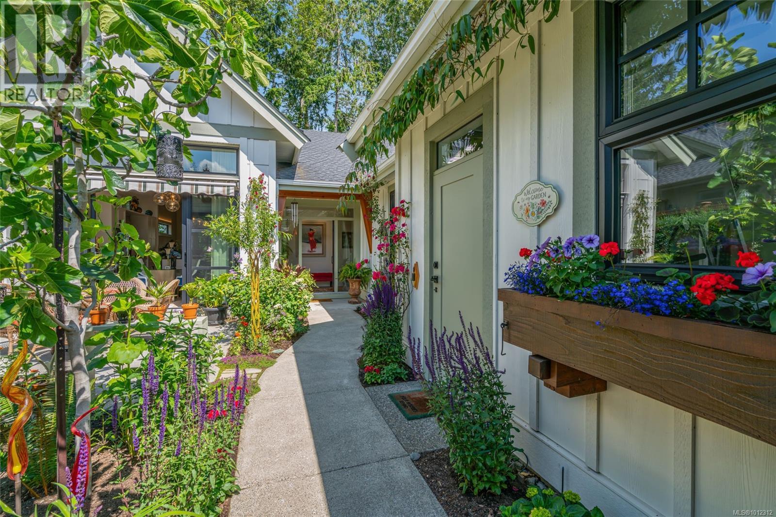 Photo 2 of 863 Claymore Cres, Qualicum Beach BC