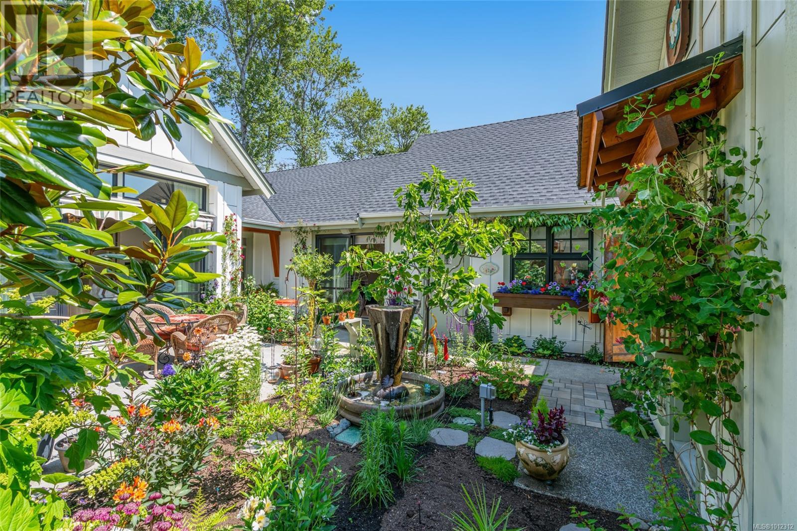 Photo 40 of 863 Claymore Cres, Qualicum Beach BC