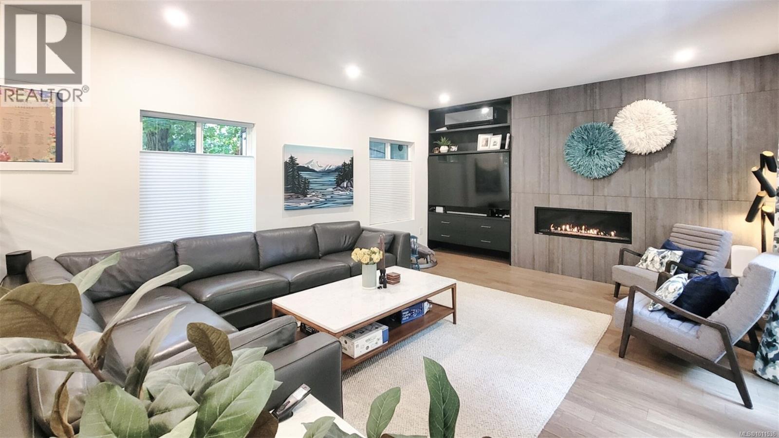 Photo 2 of 4657 Amblewood Dr, Saanich BC