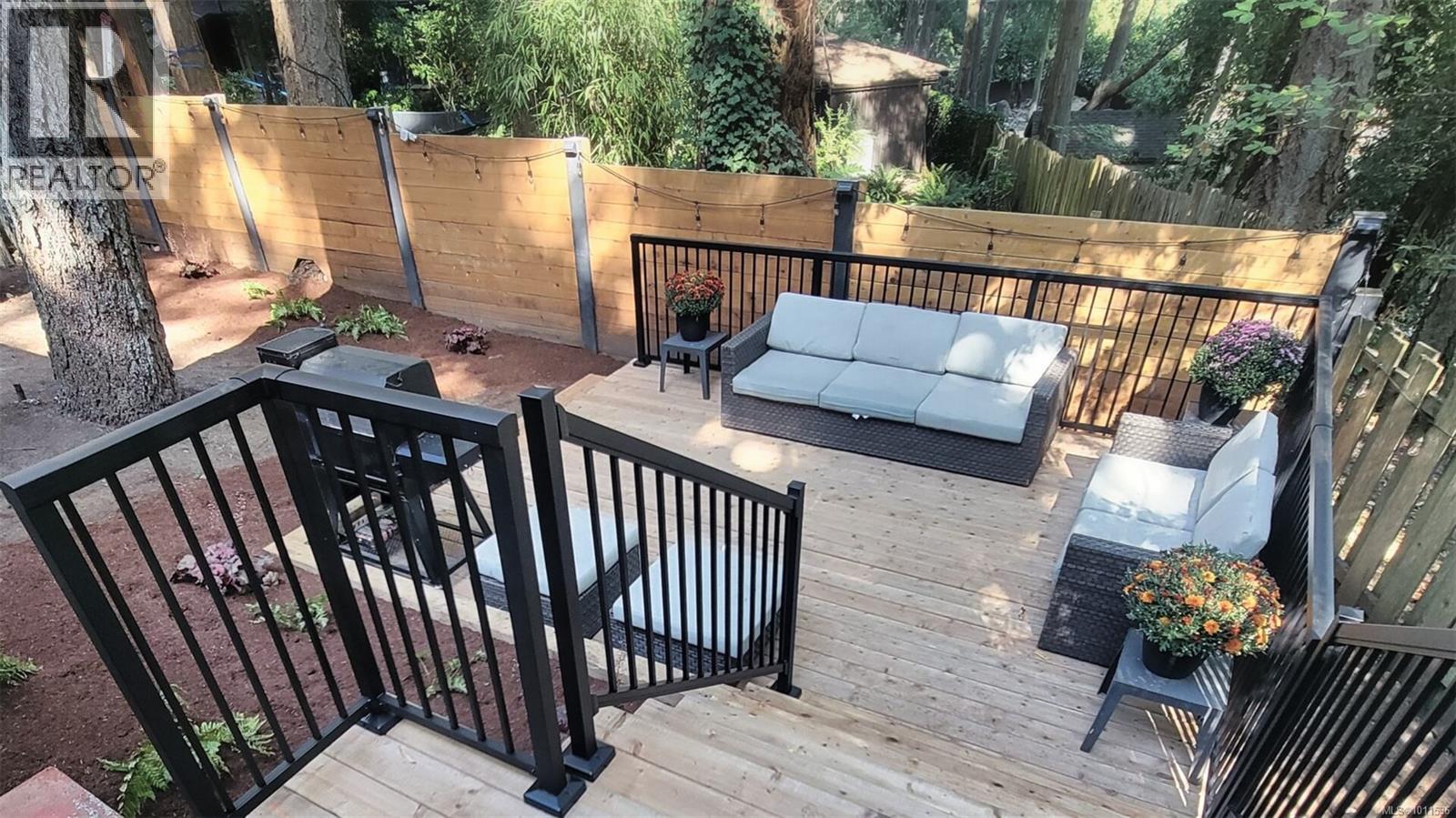 Photo 14 of 4657 Amblewood Dr, Saanich BC
