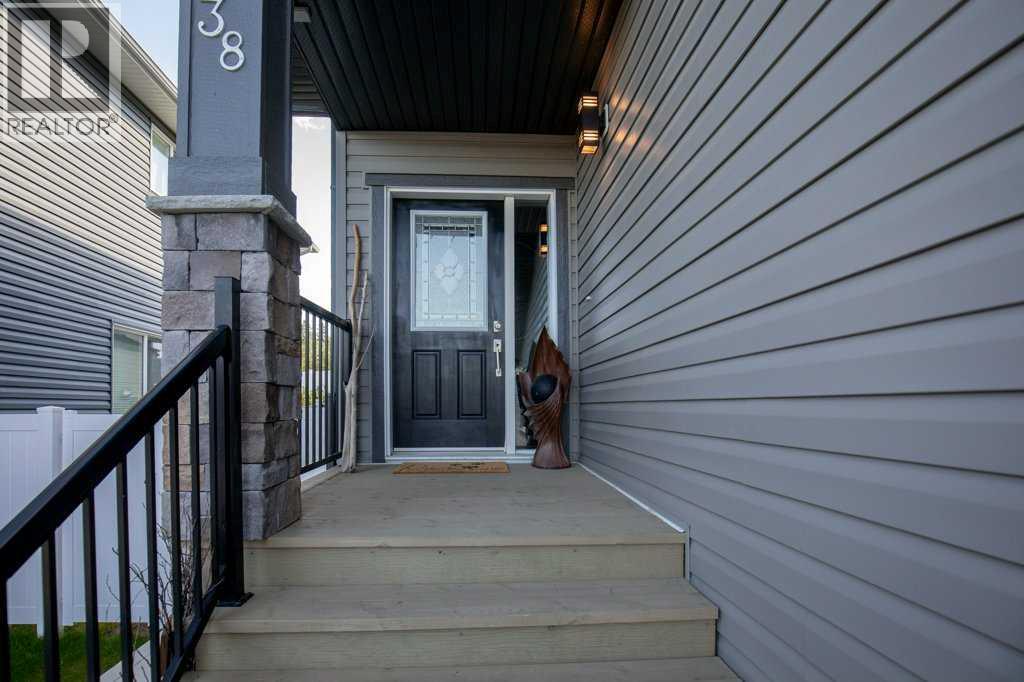Photo 5 of 38 Cole Way, Sylvan Lake AB
